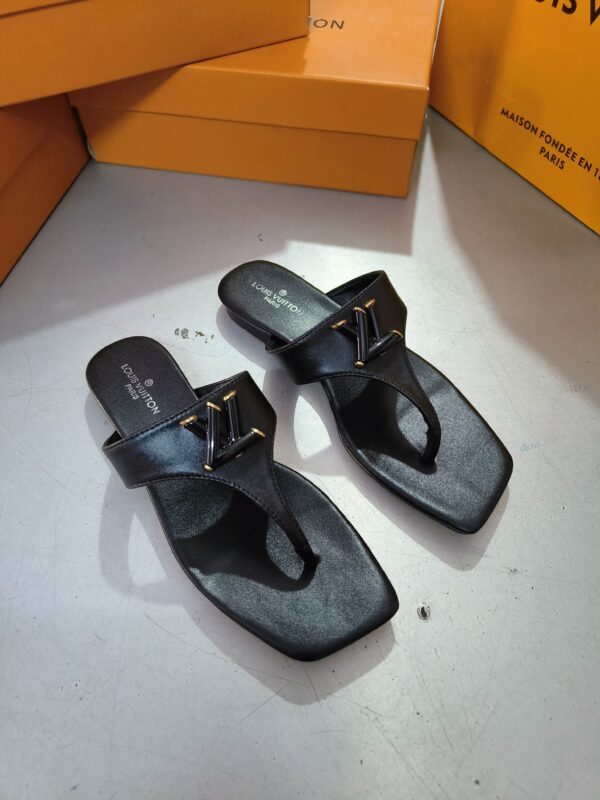 LOUIS VUITTON FIRST COPY SUMMER NEW LOOK DESIGNER SANDALS - Image 2